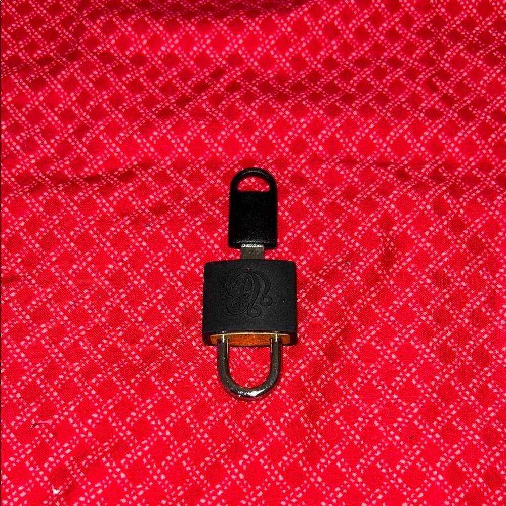 Vera Bradley Red Geometric Drawstring Bag with lock and key - Picture 2 of 8